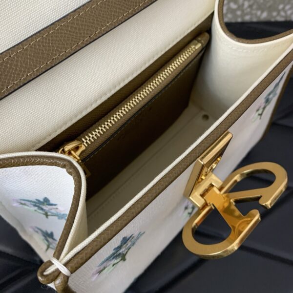 sy_no_27D4CC56CB915F670BA3025B55BFA041_7 Valentino Garavani VaVSling Handbag – Spring/Summer 2026