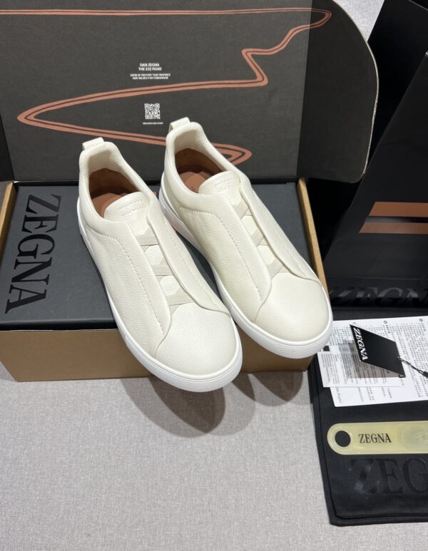 sy_no_282B457498AD448547F9BEB0BE85F953_0 Cream Pebbled Suede Triple-Cross Slip-On Shoes