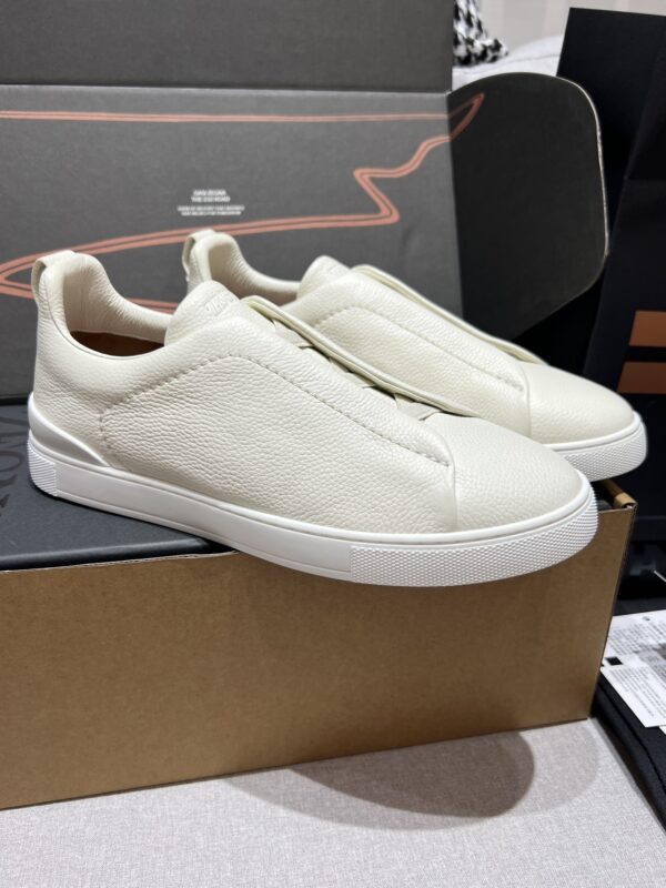 sy_no_282B457498AD448547F9BEB0BE85F953_1 Cream Pebbled Suede Triple-Cross Slip-On Shoes