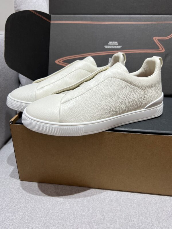 sy_no_282B457498AD448547F9BEB0BE85F953_2 Cream Pebbled Suede Triple-Cross Slip-On Shoes