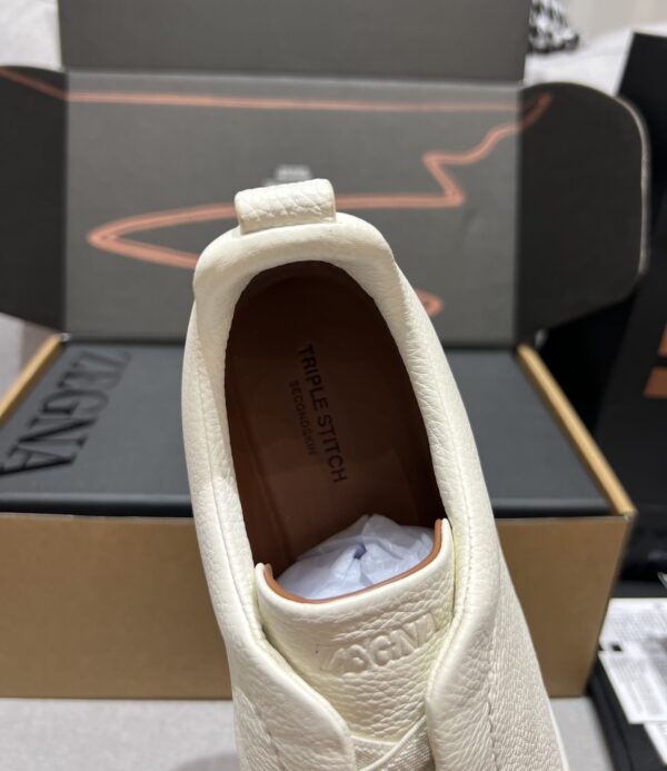 sy_no_282B457498AD448547F9BEB0BE85F953_8 Cream Pebbled Suede Triple-Cross Slip-On Shoes