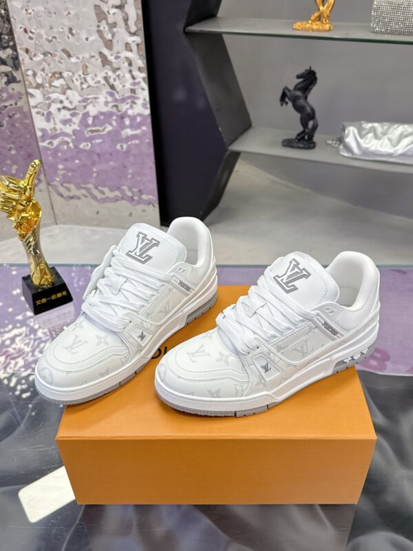 sy_no_283C78E9B8F0DF71A742B6D94CEB39AB_2 Louis Vuitton LV Trainer Glacier White Puppy Charm Sneakers