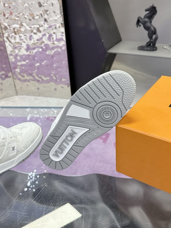sy_no_283C78E9B8F0DF71A742B6D94CEB39AB_8 Louis Vuitton LV Trainer Glacier White Puppy Charm Sneakers