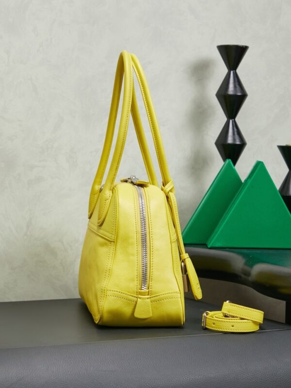 sy_no_29932791CF092948B30FD635844CE952_2 Miu Miu Vivant Medium Lambskin Crossbody/Shoulder/Handbag