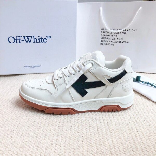 sy_no_2C0DC31724A8950ACB5409E284471113_0 Cream & Black Arrow Low-Top Retro Sneakers