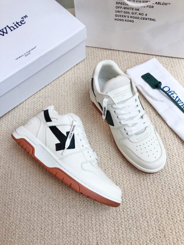 sy_no_2C0DC31724A8950ACB5409E284471113_1 Cream & Black Arrow Low-Top Retro Sneakers