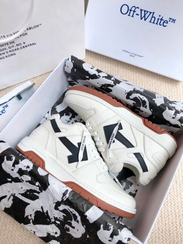 sy_no_2C0DC31724A8950ACB5409E284471113_4 Cream & Black Arrow Low-Top Retro Sneakers