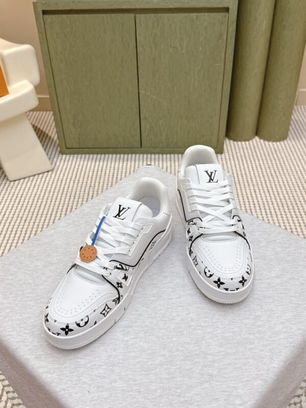 sy_no_2DFCFDAC387805903D57EA27B677C36B_2 Louis Vuitton LV Trainer White / Black Outline Monogram Sneakers