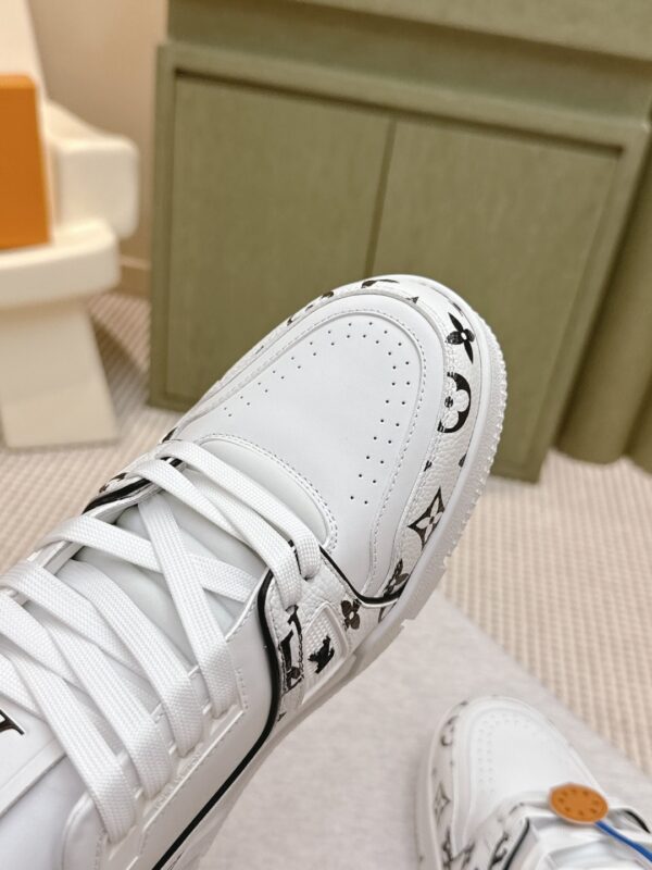 sy_no_2DFCFDAC387805903D57EA27B677C36B_3 Louis Vuitton LV Trainer White / Black Outline Monogram Sneakers