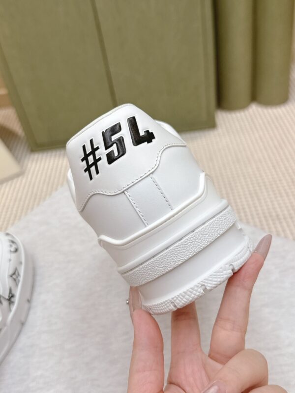 sy_no_2DFCFDAC387805903D57EA27B677C36B_4 Louis Vuitton LV Trainer White / Black Outline Monogram Sneakers
