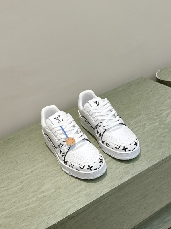 sy_no_2DFCFDAC387805903D57EA27B677C36B_6 Louis Vuitton LV Trainer White / Black Outline Monogram Sneakers