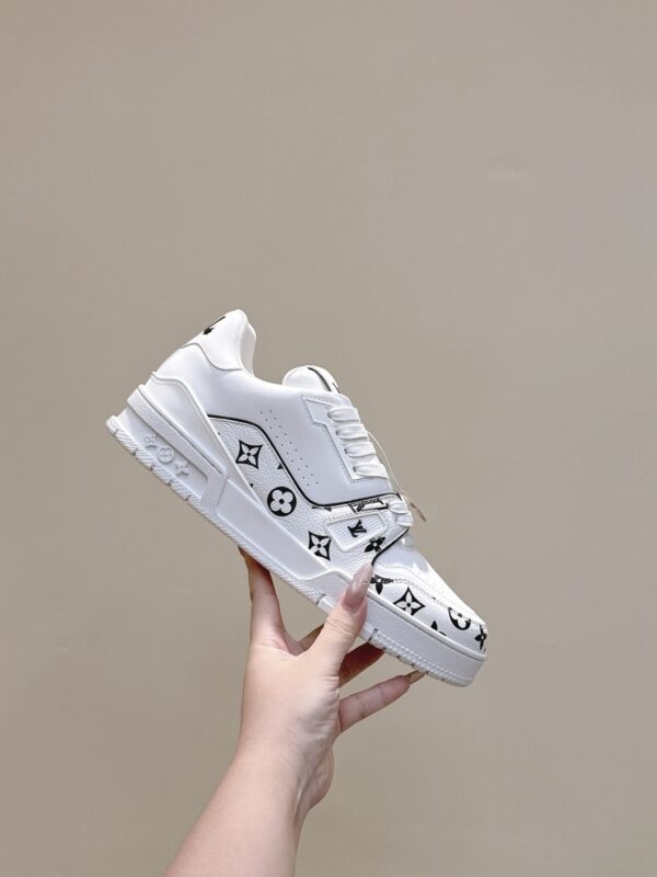 sy_no_2DFCFDAC387805903D57EA27B677C36B_7 Louis Vuitton LV Trainer White / Black Outline Monogram Sneakers
