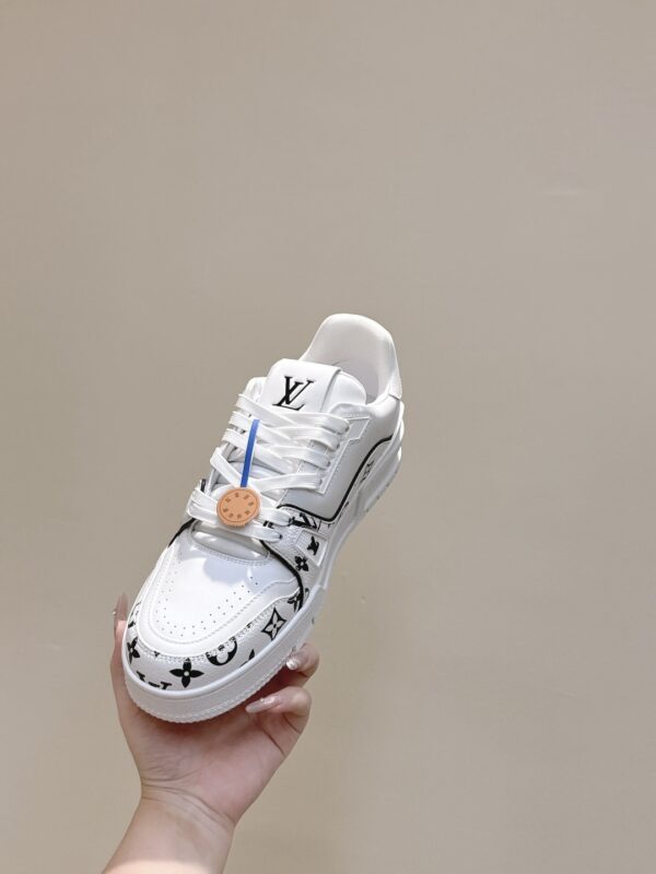 sy_no_2DFCFDAC387805903D57EA27B677C36B_8 Louis Vuitton LV Trainer White / Black Outline Monogram Sneakers