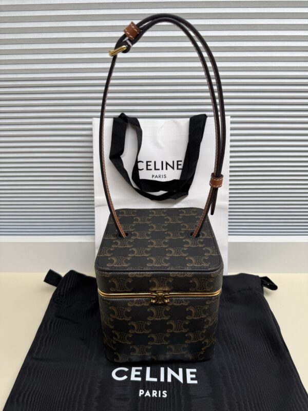 sy_no_2F38BCE7C6D24B036399D0FD4E44588A_0 Triomphe Frame Small Box Bag – Signature Print