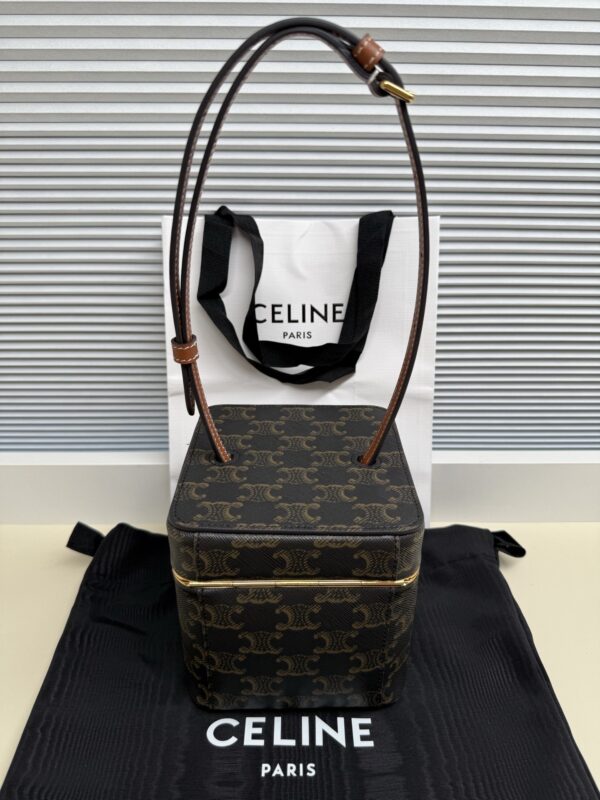 sy_no_2F38BCE7C6D24B036399D0FD4E44588A_1 Triomphe Frame Small Box Bag – Signature Print