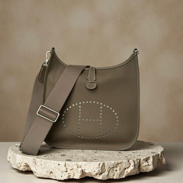 sy_no_30BEF2F5A23CFE45927D17D8207D4620_0 Hermès Evelyne 29 Shoulder & Crossbody Bag