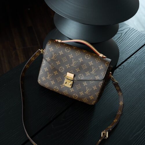 Louis Vuitton Classic Monogram Messenger/Handheld/Shoulder Bag (Microchip Version)