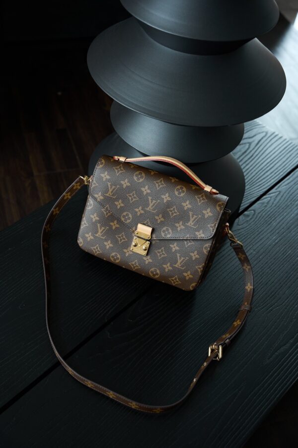 Louis Vuitton Classic Monogram Messenger/Handheld/Shoulder Bag (Microchip Version)