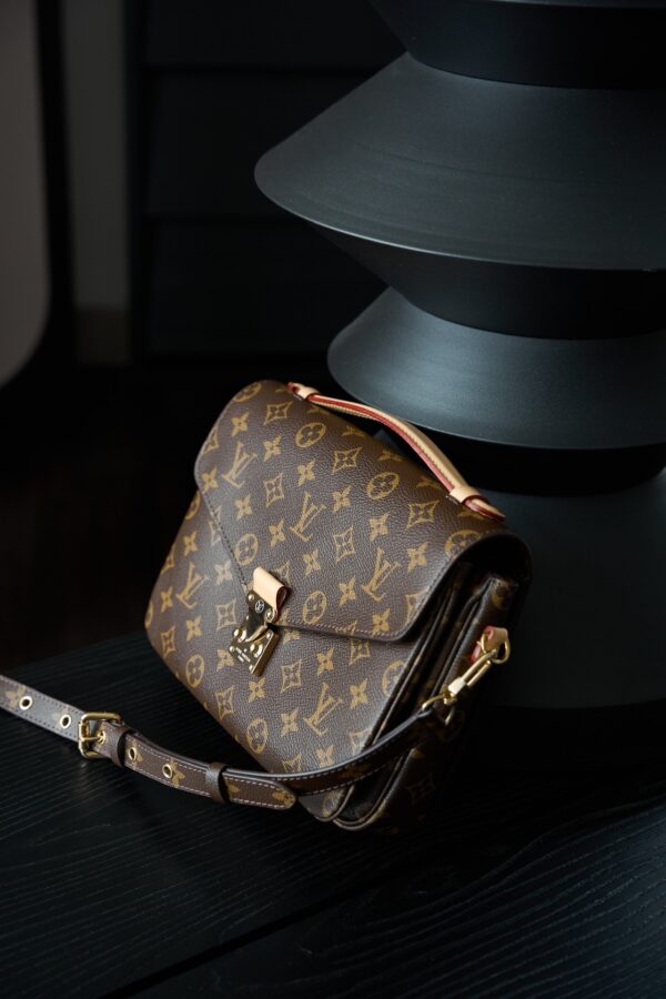 Louis Vuitton Classic Monogram Messenger/Handheld/Shoulder Bag (Microchip Version)