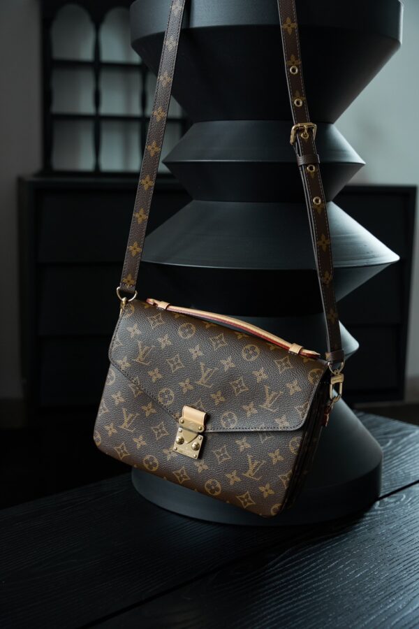 Louis Vuitton Classic Monogram Messenger/Handheld/Shoulder Bag (Microchip Version)