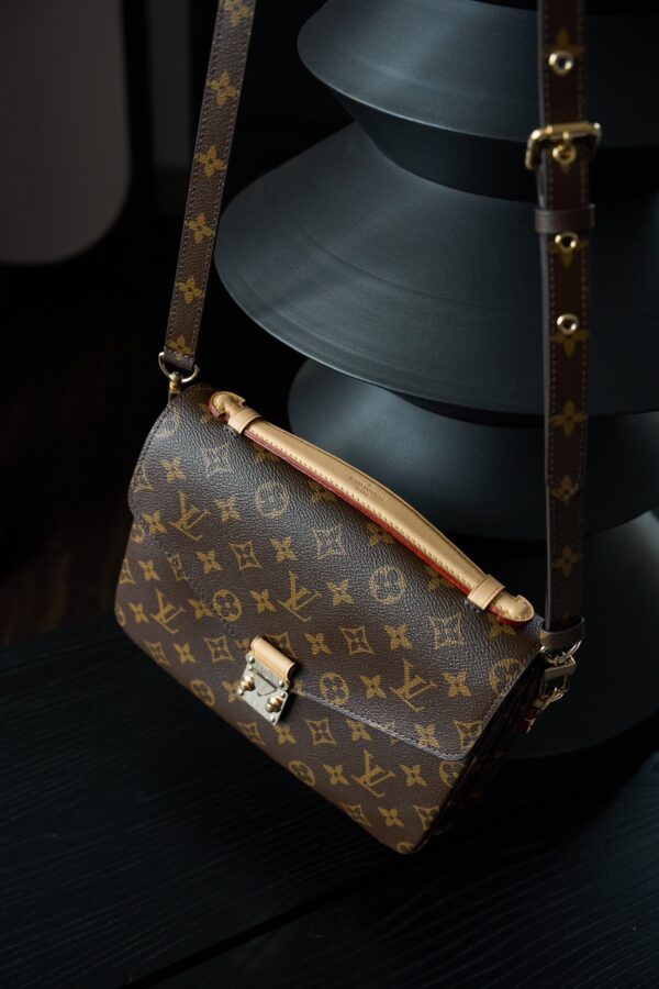 Louis Vuitton Classic Monogram Messenger/Handheld/Shoulder Bag (Microchip Version)