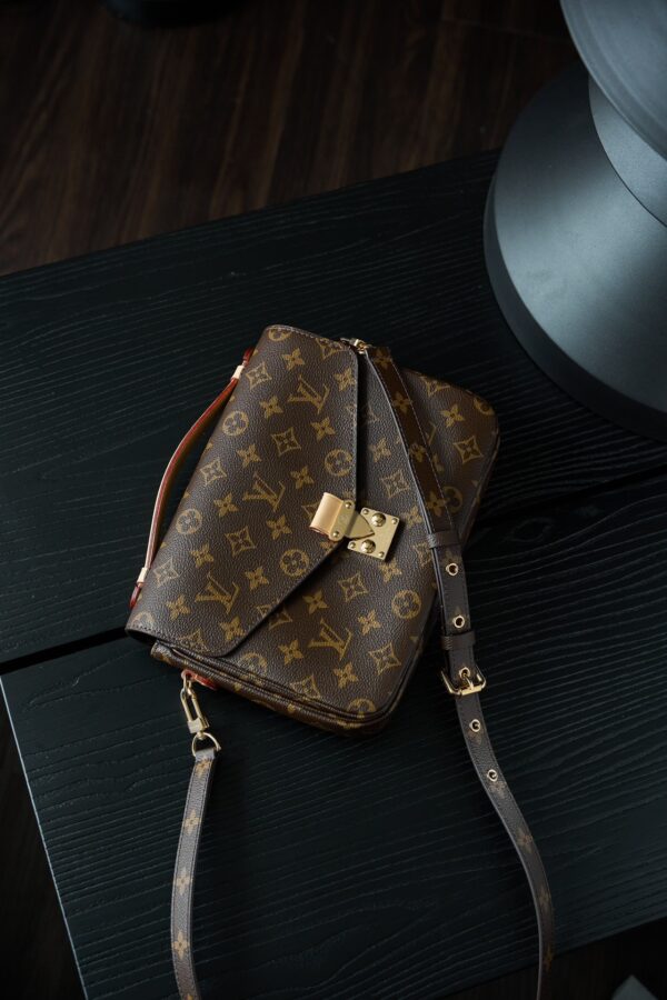 Louis Vuitton Classic Monogram Messenger/Handheld/Shoulder Bag (Microchip Version)
