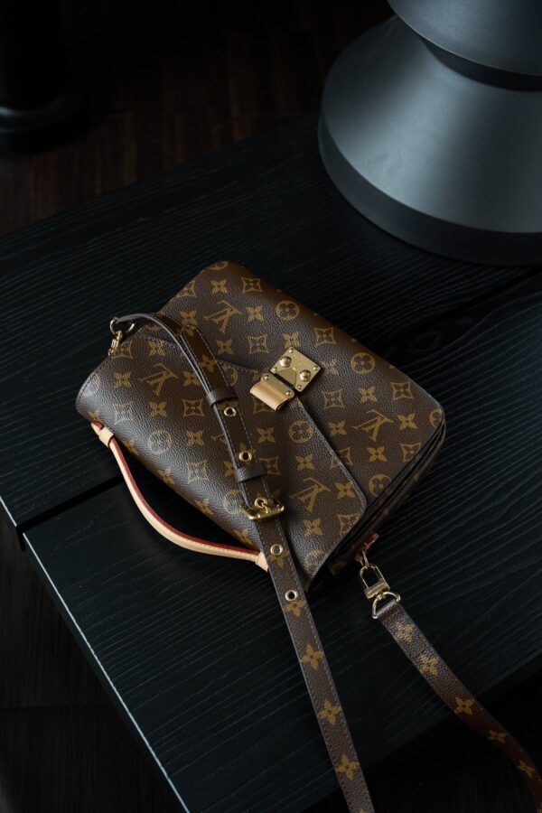 Louis Vuitton Classic Monogram Messenger/Handheld/Shoulder Bag (Microchip Version)