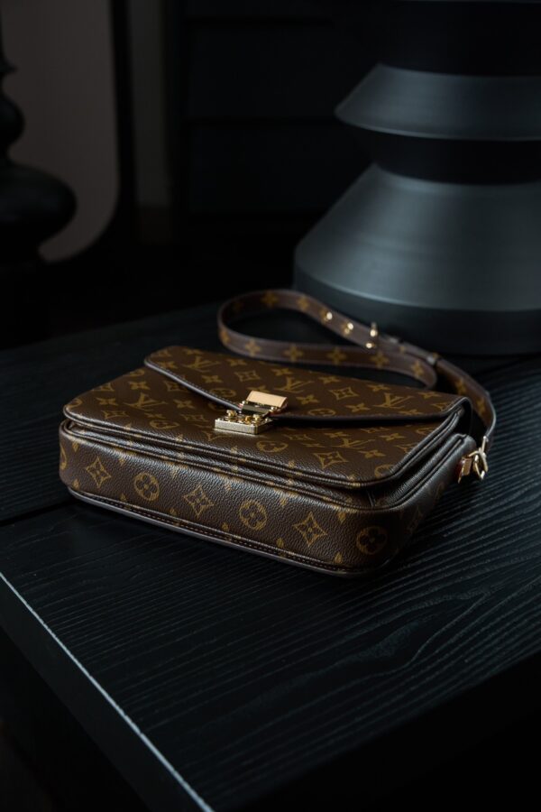 Louis Vuitton Classic Monogram Messenger/Handheld/Shoulder Bag (Microchip Version)