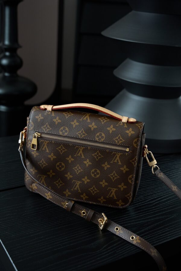 Louis Vuitton Classic Monogram Messenger/Handheld/Shoulder Bag (Microchip Version)