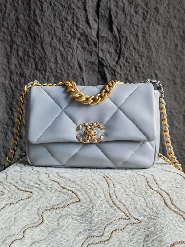 sy_no_366A661E835297E38F8592ADA015FB88_0 Chanel 19 Small Quilted Lambskin Chain Bag