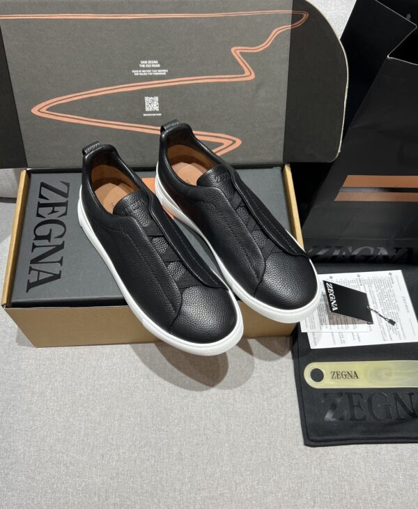 sy_no_39EDFE0EBD12732357DF48086166F6A0_0 Black Pebbled Leather Triple-Cross Slip-On Shoes