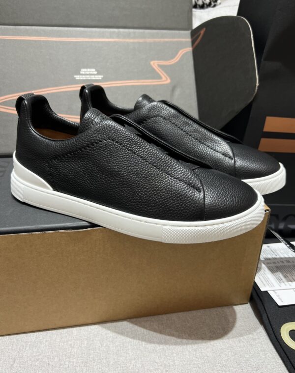 sy_no_39EDFE0EBD12732357DF48086166F6A0_1 Black Pebbled Leather Triple-Cross Slip-On Shoes