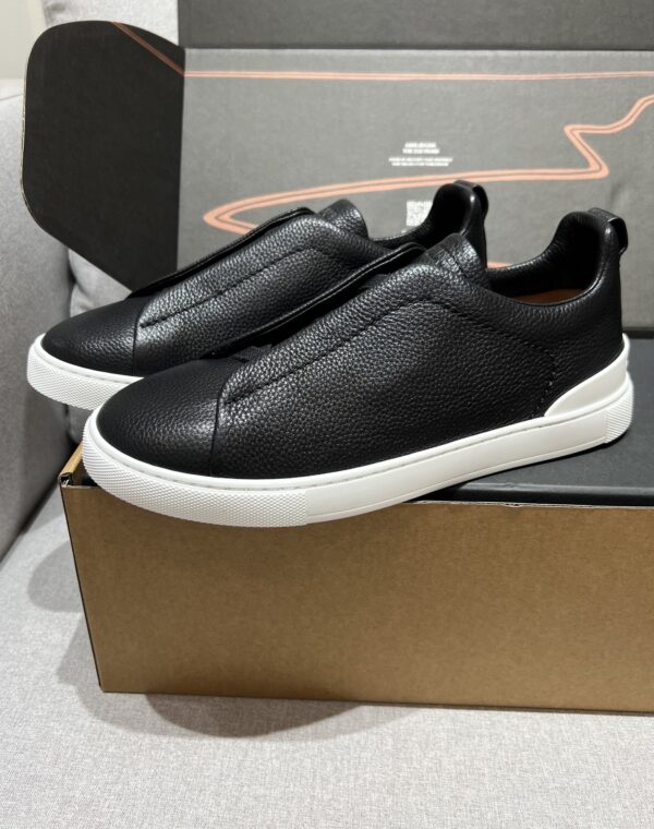 sy_no_39EDFE0EBD12732357DF48086166F6A0_2 Black Pebbled Leather Triple-Cross Slip-On Shoes