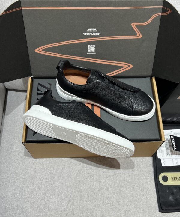 sy_no_39EDFE0EBD12732357DF48086166F6A0_5 Black Pebbled Leather Triple-Cross Slip-On Shoes