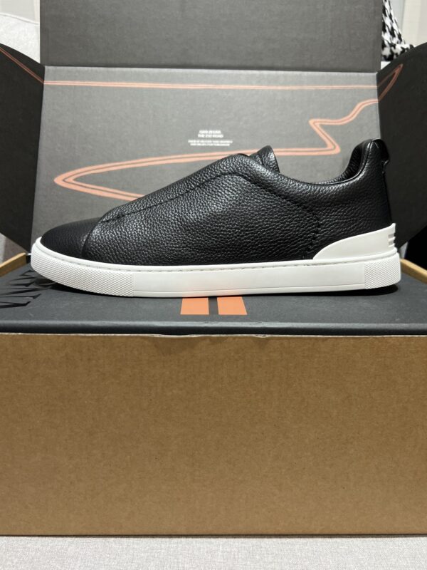 sy_no_39EDFE0EBD12732357DF48086166F6A0_7 Black Pebbled Leather Triple-Cross Slip-On Shoes