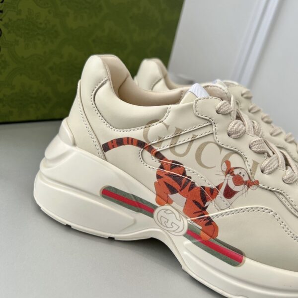 sy_no_3B6147E7F520C3673A90A8324575F077_6 Gucci x Disney Rhyton “Tigger” Sneaker in Off-White