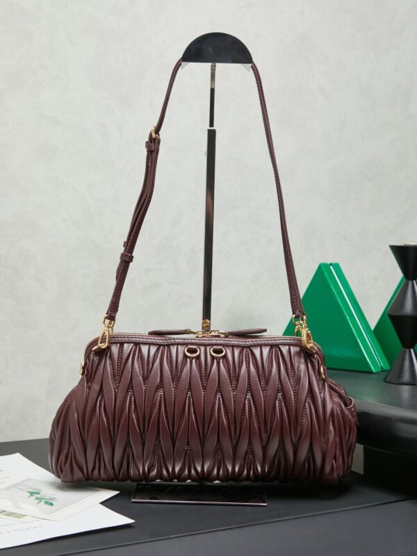 sy_no_3B81CB19F14FA4342AD0BB6B443F2F70_1 Burgundy Matelassé Shell Backpack