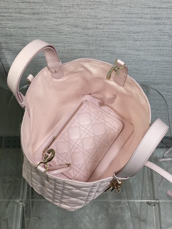 sy_no_3C2F64A23E5A411E8DCD2EFC869EC52B_7 Dior Toujours Medium Tote Bag (Shoulder/Hand-Carry)