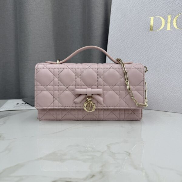 sy_no_3DCD31951D02AA8A49BD13DEA31EE404_0 My Dior Mini Pearl Chain Bag – Soft Pink Bow