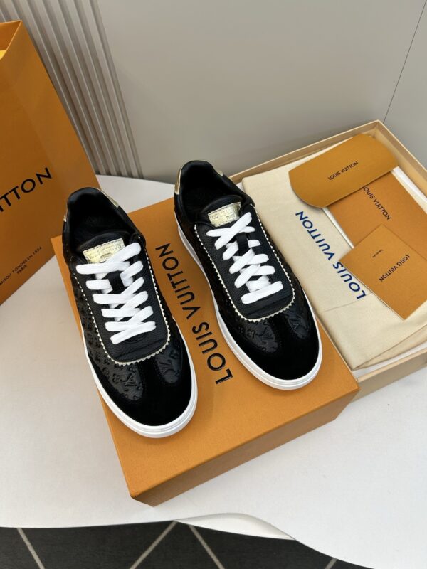 sy_no_40D5B49168FC0390CA611C00AFEA2466_0 Black & Light Grey Embossed Suede Derby Sneakers