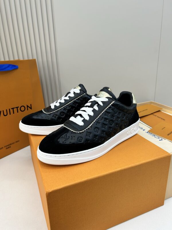 sy_no_40D5B49168FC0390CA611C00AFEA2466_1 Black & Light Grey Embossed Suede Derby Sneakers