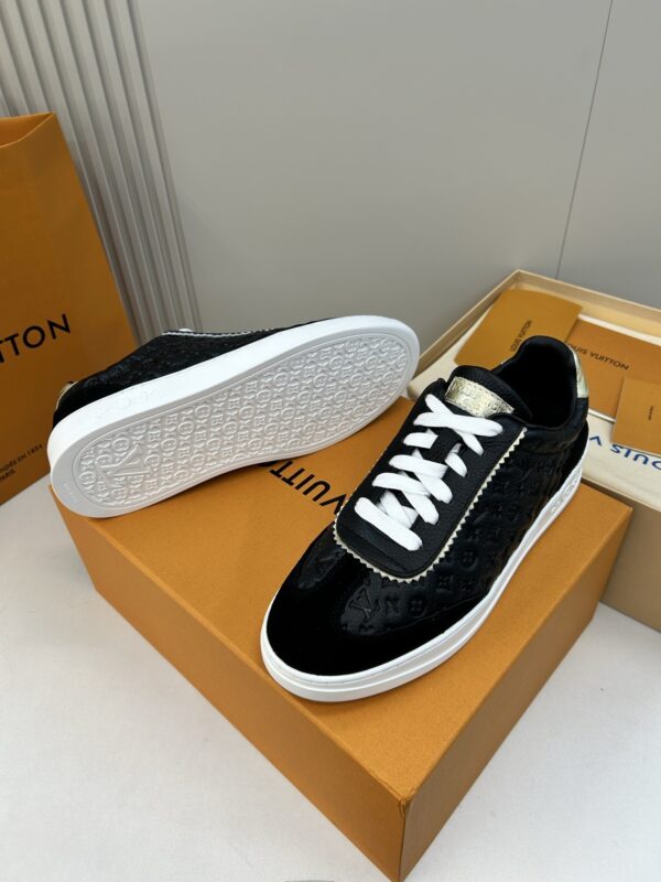 sy_no_40D5B49168FC0390CA611C00AFEA2466_9 Black & Light Grey Embossed Suede Derby Sneakers