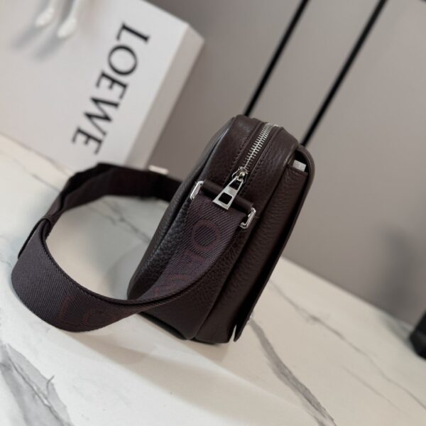 sy_no_43DFDA6EA88B4415AD86CCCAD37CE058_1 LOEWE Pebble Messenger Bag Medium – Soft Grained Calfskin