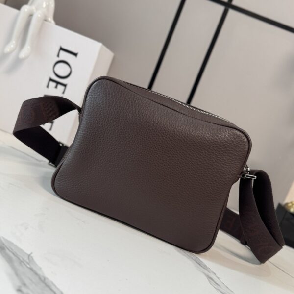 sy_no_43DFDA6EA88B4415AD86CCCAD37CE058_2 LOEWE Pebble Messenger Bag Medium – Soft Grained Calfskin