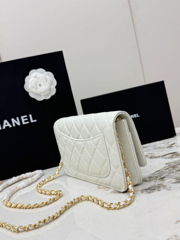 sy_no_4545C1976395A5CE0B632B344EEEE112_1 White Quilted Textured Calfskin WOC Chain Wallet