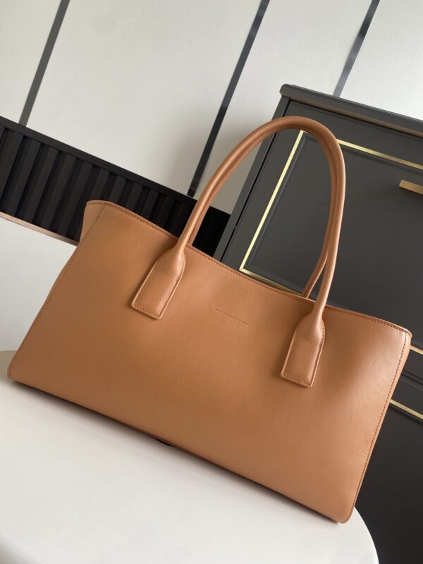 Chanel Cerf Tote – A classic Spring/Summer collection handbag suitable for hand or shoulder carry