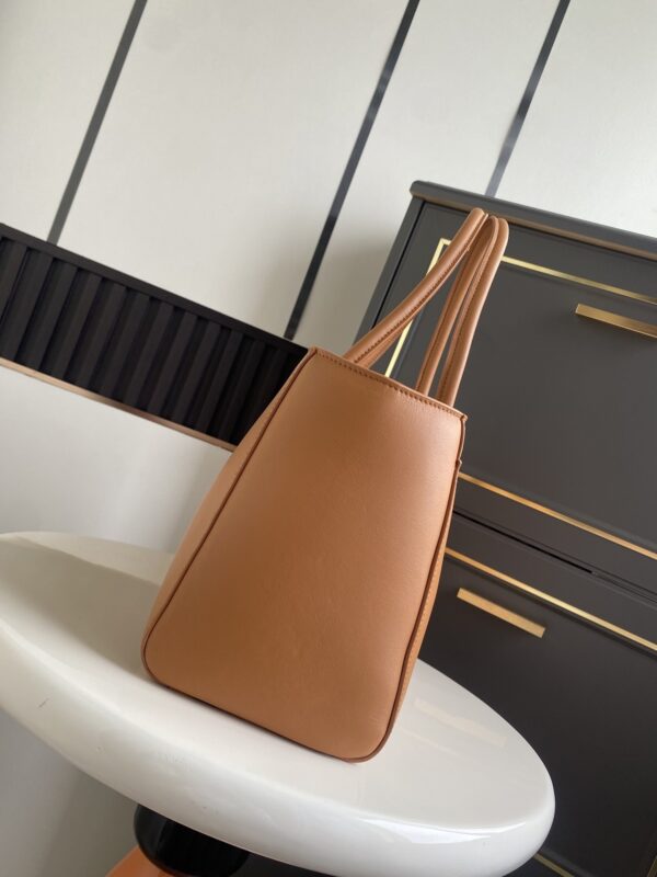 Chanel Cerf Tote – A classic Spring/Summer collection handbag suitable for hand or shoulder carry