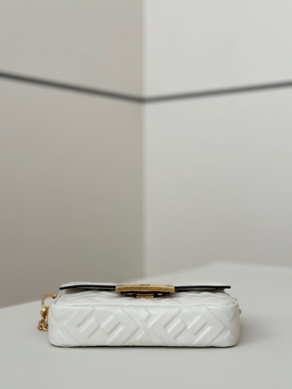 sy_no_475CEB43286112524772B142A75630E8_2 Fendi Flap Crossbody & Top Handle Bag