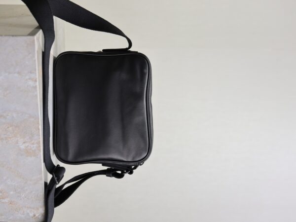 sy_no_479C84F575AE1E9A2A745CE47211DD48_7 YSL Niki Lambskin Camera Bag – Black
