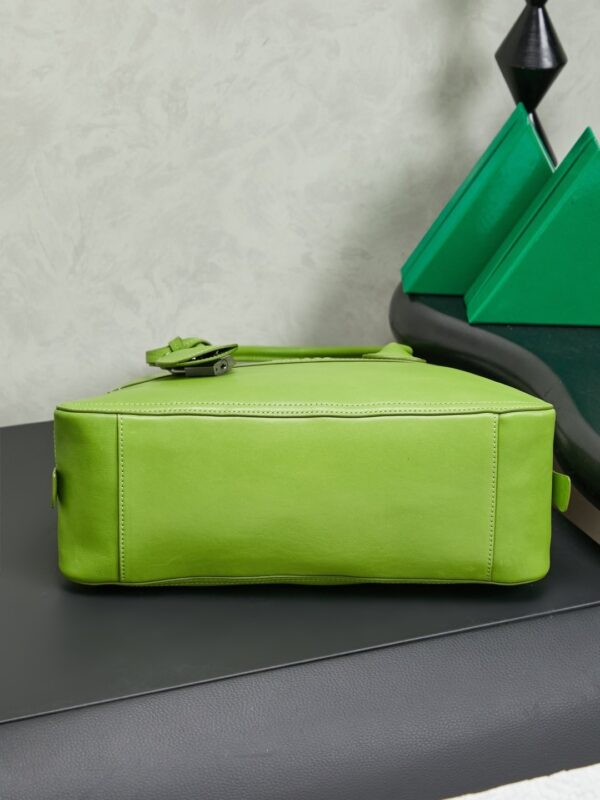 Miu Miu Vivant Medium Lambskin Crossbody/Shoulder/Handbag